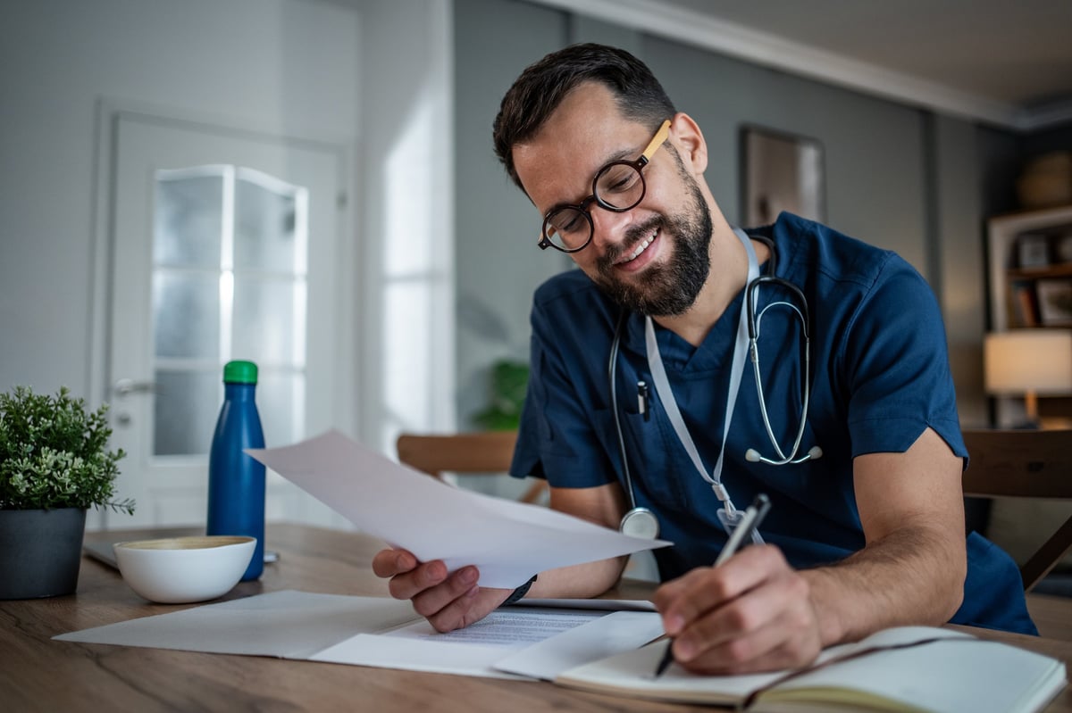 Profesional de la salud trabajando en comunicación médica